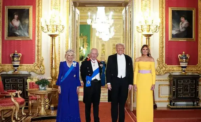 Melania Trump'ın Kraliyet yemeğinde giydiği elbise olay yarattı