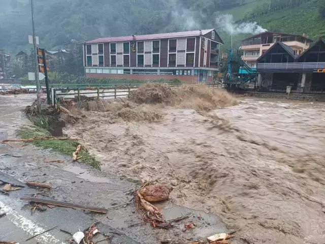 Rize'de sel ve heyelanla mücadele! Ayder Yaylası'nın yolu ulaşıma kapandı