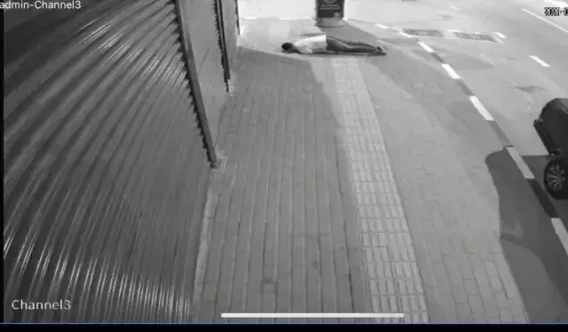 Kalabalığın arasına tüfekle dalıp husumetlisini silahla başından vurdu