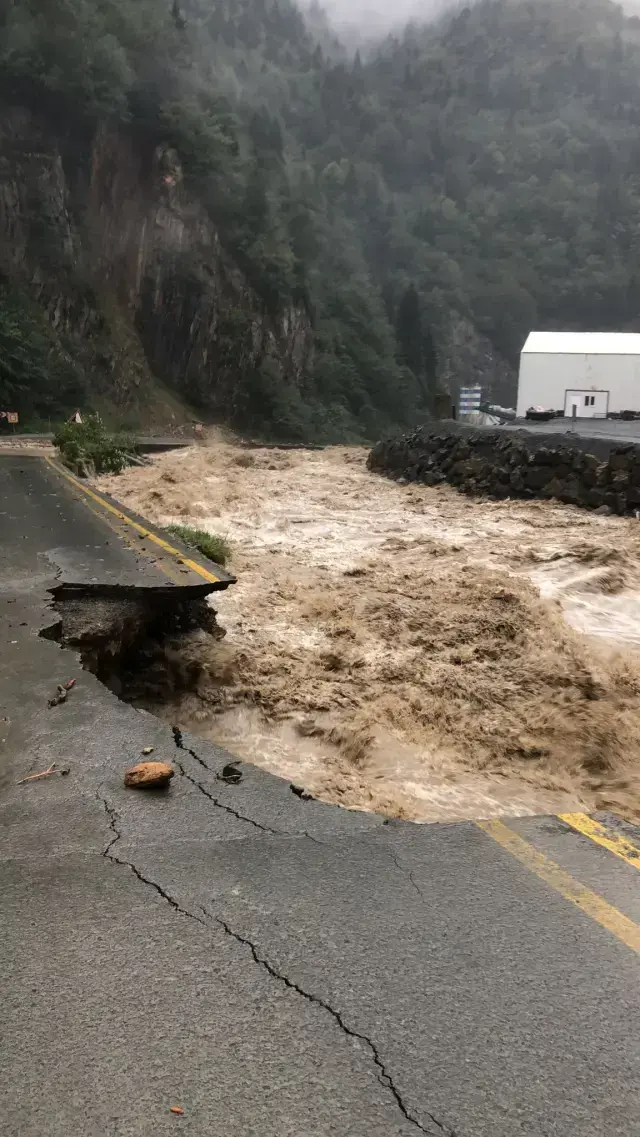 Rize'de sel ve heyelanla mücadele! Ayder Yaylası'nın yolu ulaşıma kapandı