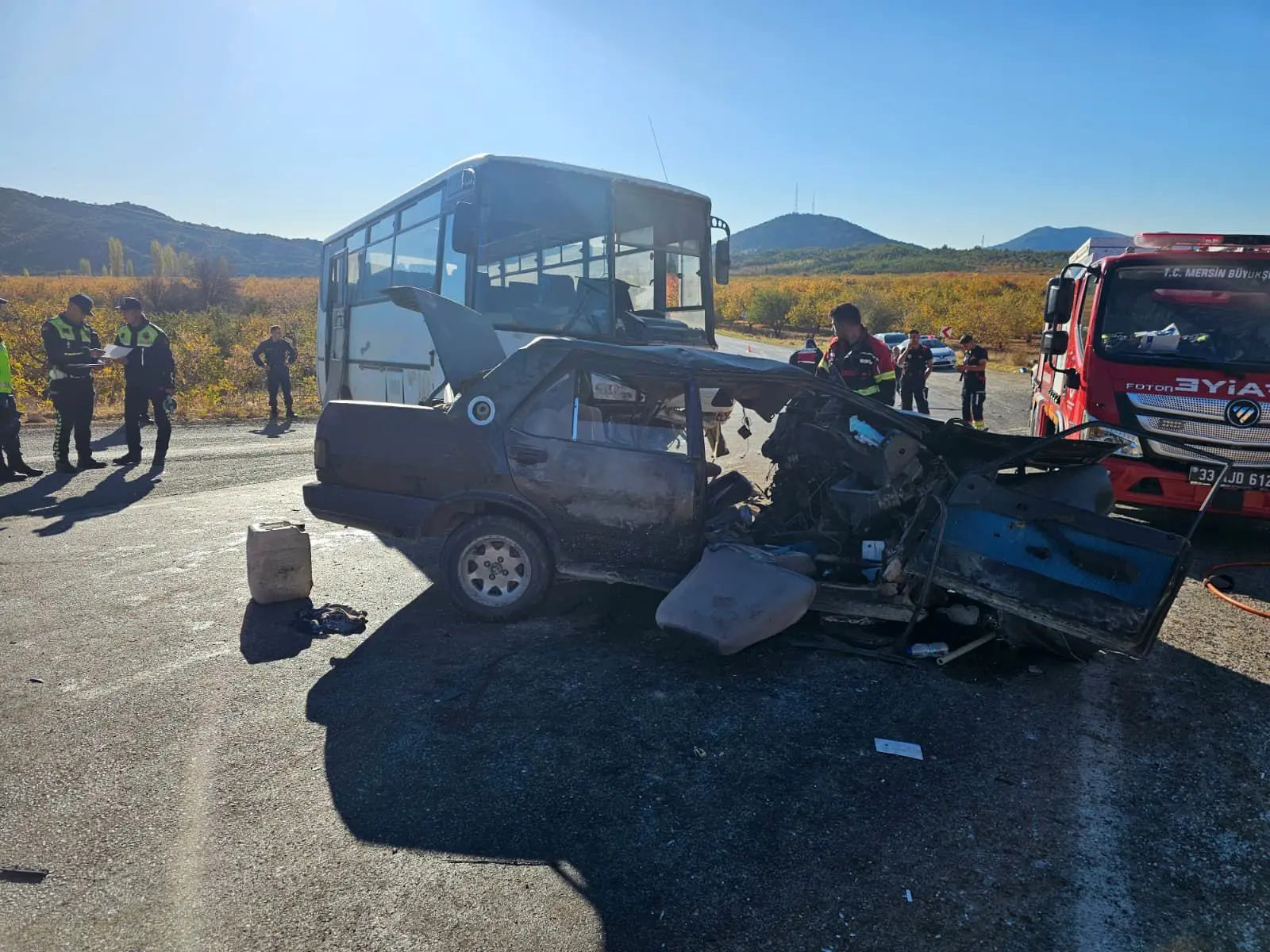 Mersin’de tarım işçilerini taşıyan midibüs otomobille çarpıştı: 3 ölü, 12 yaralı
