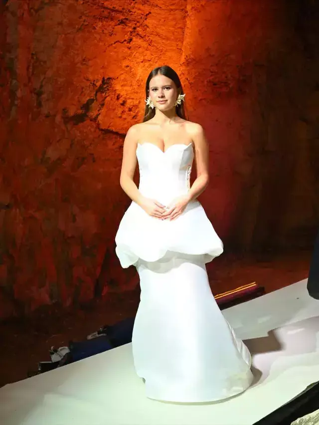 Pınar Altuğ'un kızı Su ilk kez podyuma çıktı