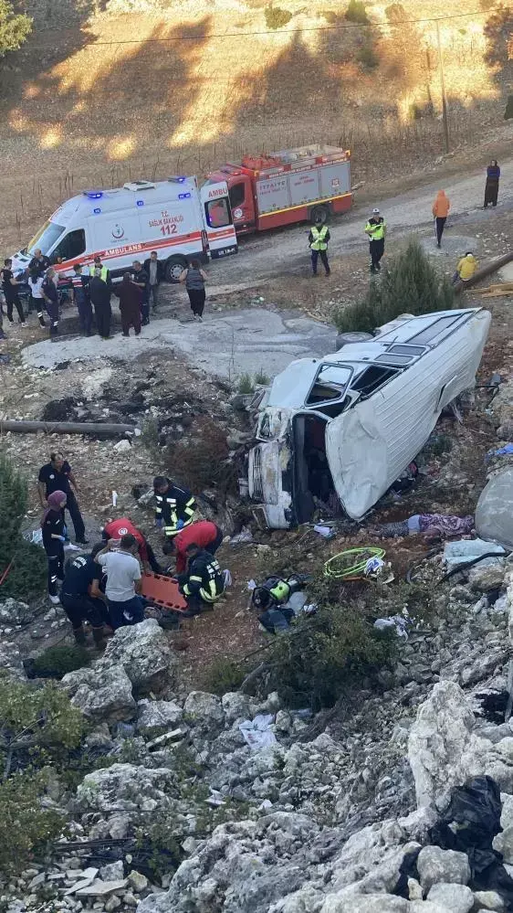 Mersin'de minibüs şarampole yuvarlandı: 5 ölü