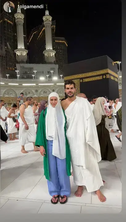 Damla Can sevgilisiyle kutsal topraklarda! Başörtülü haliyle takipçilerinin karşısına çıktı