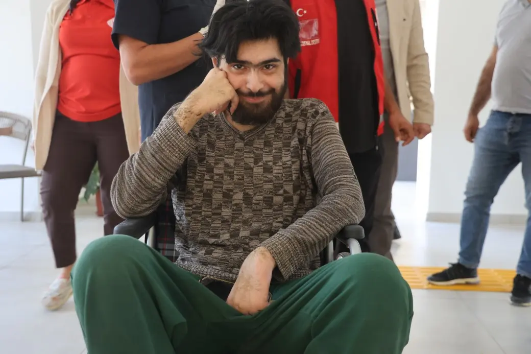 3 yıl sonra duş alıp, tıraş olan Barış’ın annesi, evladının yuva kurması hayaliyle yaşıyor