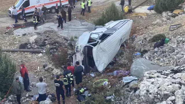 Mersin'de minibüs şarampole yuvarlandı: 5 ölü