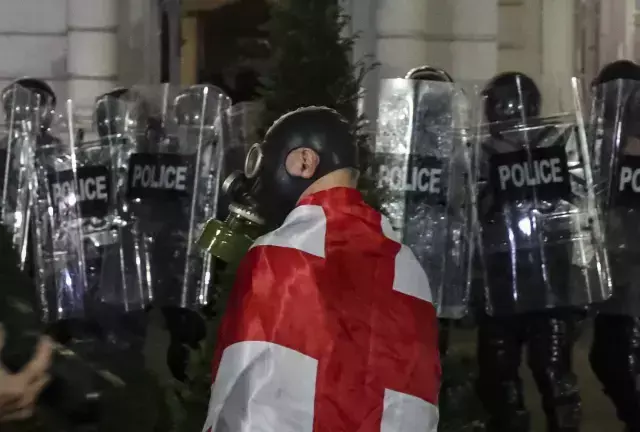 Gürcistan'da yer yerinden oynuyor! Protestocular Cumhurbaşkanlığı Sarayı'nı ele geçirmeye çalıştı