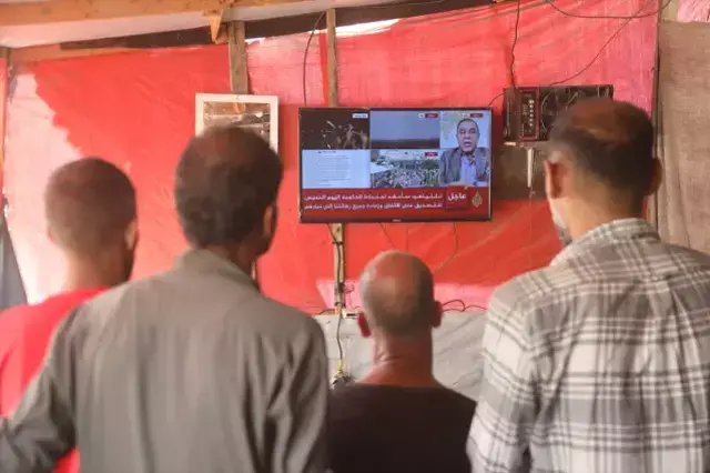 Filistinliler, ateşkes anlaşmasına ilişkin haberleri televizyon ve cep telefonundan heyecanla takip etti.