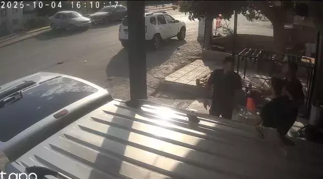 Oto yıkamacıda kira krizi! Eline geçeni sokağa fırlattı
