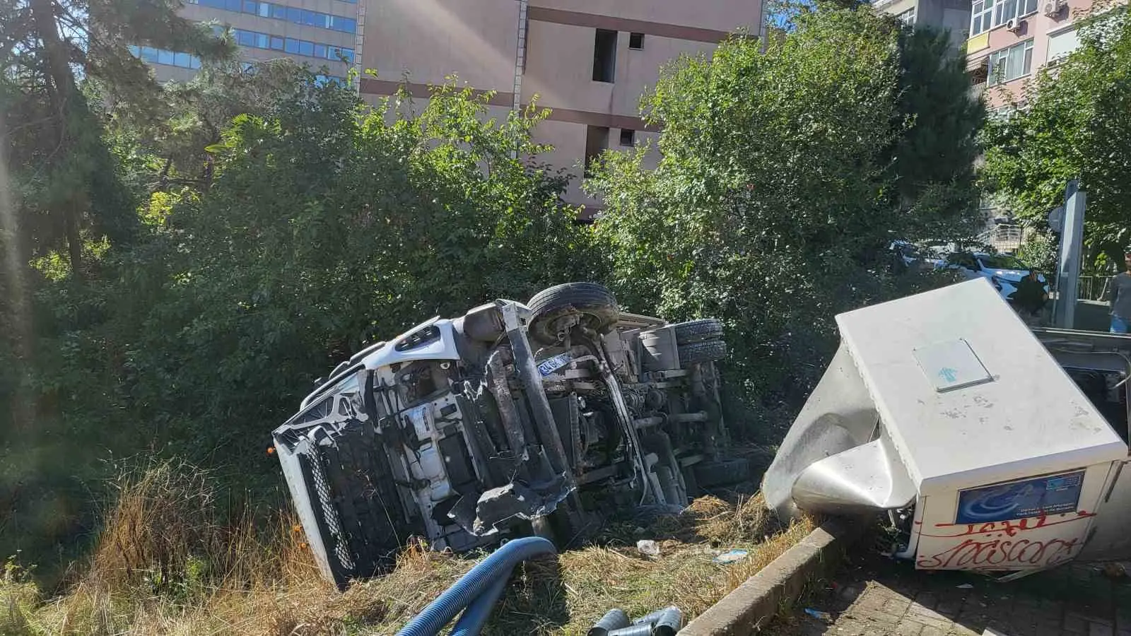 Beşiktaş’ta sürücüsünün navigasyon yönlendirmesiyle yokuş aşağı inen tır kontrolden çıkarak boş araziye devrildi
