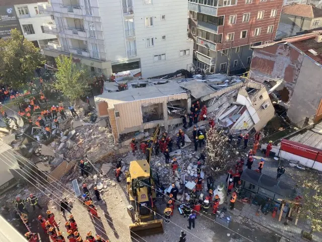 Gebze’de çöken binada enkaz altında kalan aile fertlerinin kimlikleri belli oldu