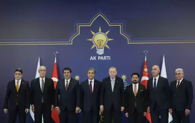 7 belediye başkanı AK Parti'ye katıldı! Erdoğan rozetlerini bizzat taktı