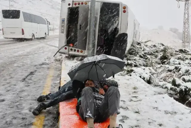 İşçi servisi takla attı, ambulansı şemsiyeyle bekledi