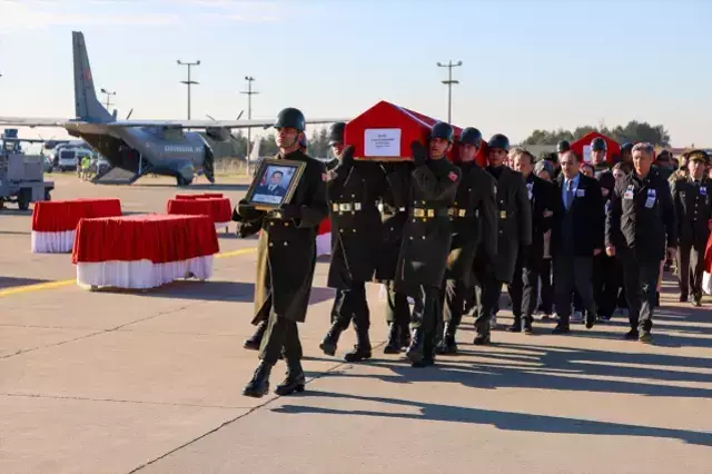 Türkiye, 20 şehidini uğurluyor! Törende yürek yakan görüntü