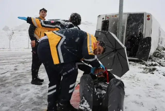 İşçi servisi takla attı, ambulansı şemsiyeyle bekledi