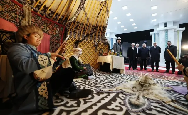 Putin, Kırgızistan'da kopuz çalmayı denedi