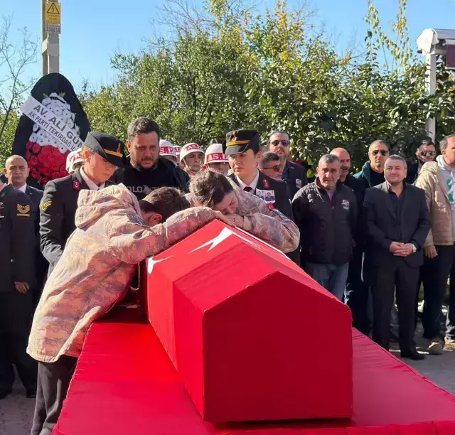 Babaya son veda! Anne ve oğlu tabuta sarıldı