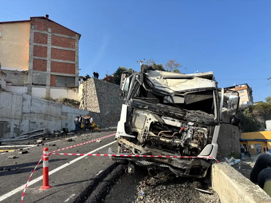 Belediyeye ait kamyonet az kalsın faciaya yol açıyordu