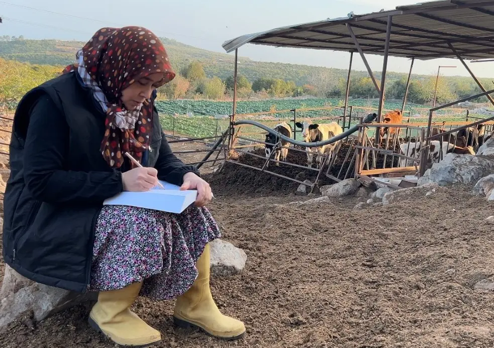 3 çocuk annesinin azmi: Hayvancılıkla uğraşırken çocukların ilk öğretmeni oldu