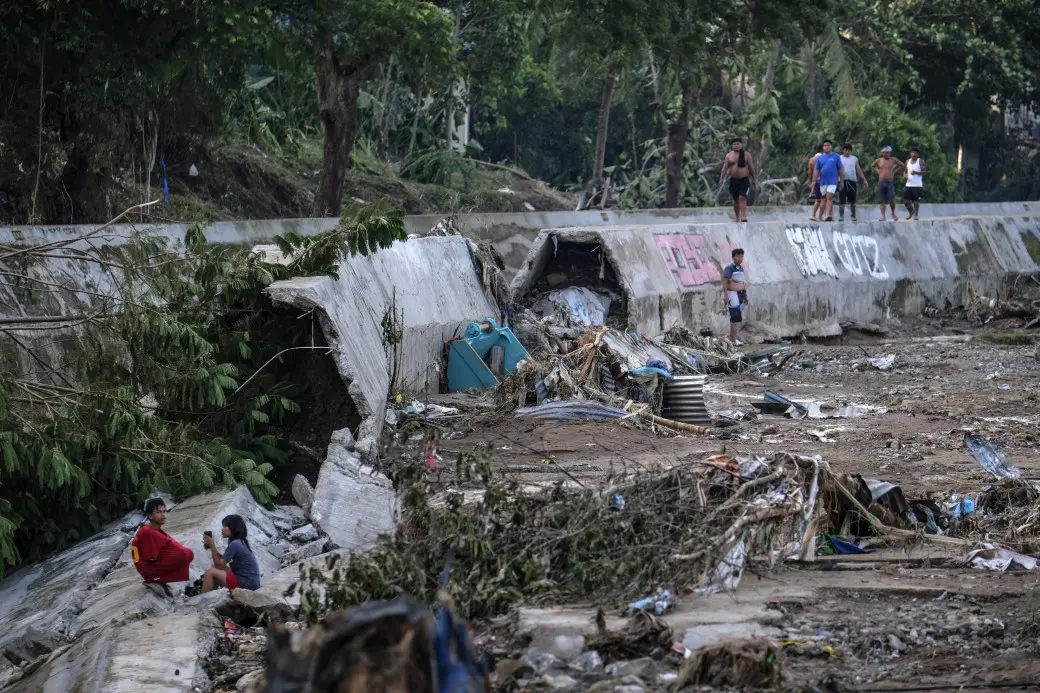 Filipinler'de süper tayfun alarmı: 100 bin kişi tahliye edildi, 300 uçuş iptal oldu