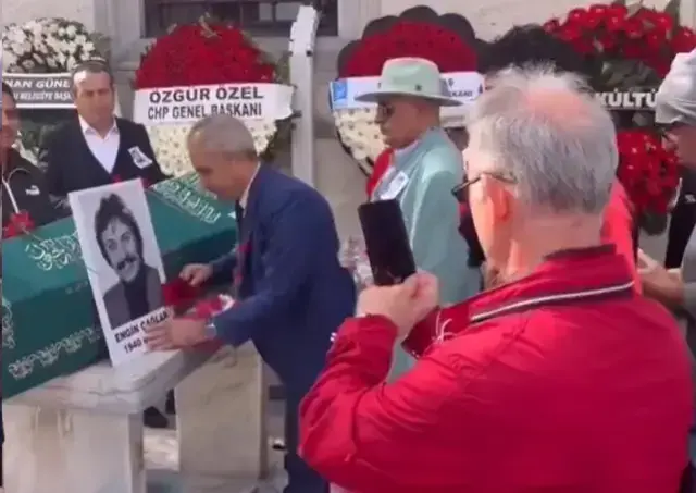 Yeşilçam'ın jönü Engin Çağlar'ın cenazesinde büyük saygısızlık! Fotoğraf için yarışa girdiler