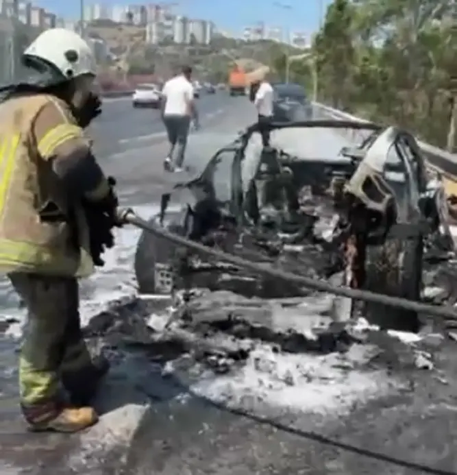 Elektrikli kabus: 18 milyonluk Porsche alev aldı, iş adamı canını zor kurtardı