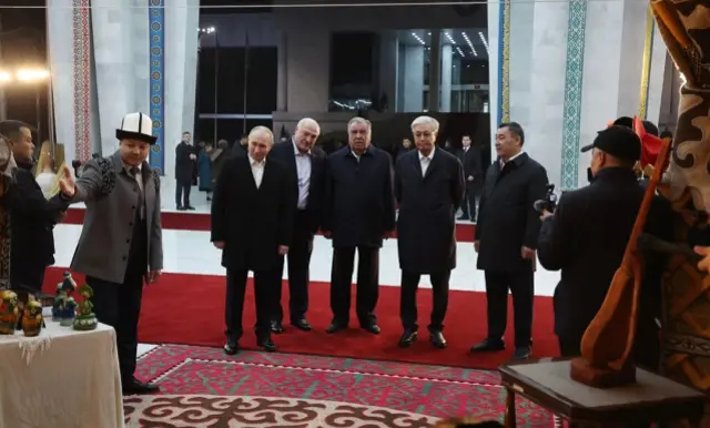 Putin, Kırgızistan'da kopuz çalmayı denedi