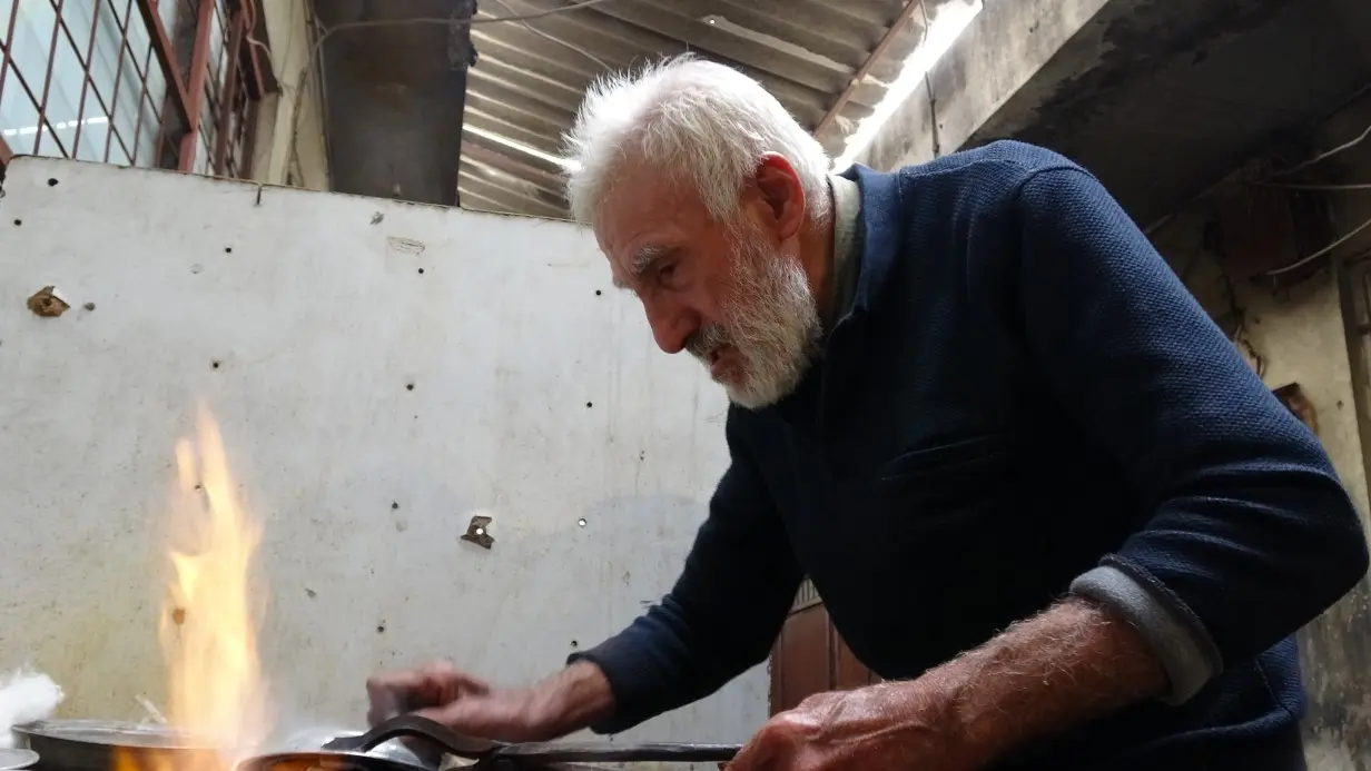 Gaziantep’te 80 yaşındaki kalay ustası mesleğini 70 yıldır sürdürüyor