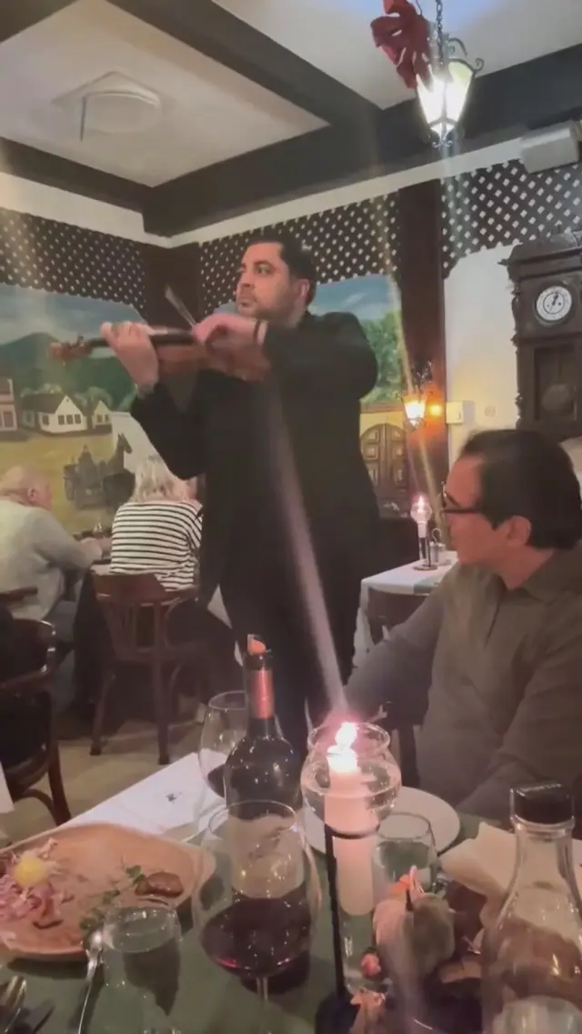 Fazıl Say'dan elleriyle kemancıya eşlik ettiği anlar sosyal medyayı salladı