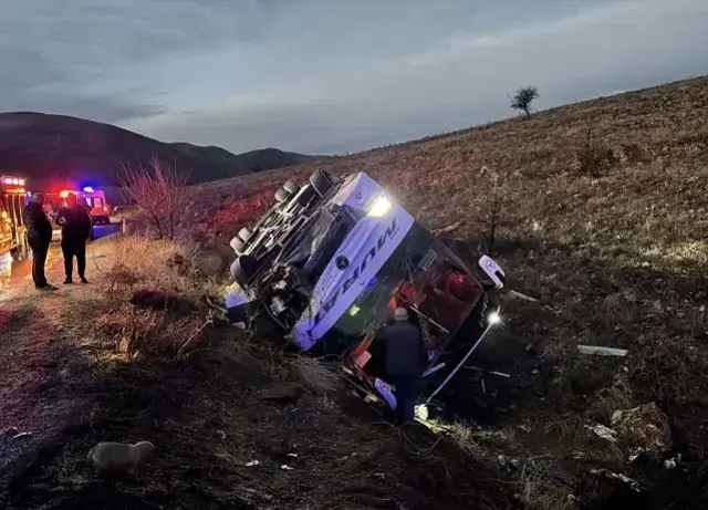 Yolcu otobüsü şarampole devrildi! Ölü ve yaralılar var