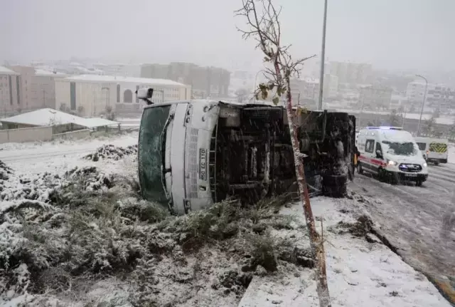 İşçi servisi takla attı, ambulansı şemsiyeyle bekledi