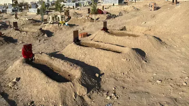 Türkiye'yi ağlatan olayda kahreden manzara! Eşi ve çocuklarının yanına mezarı kazıldı