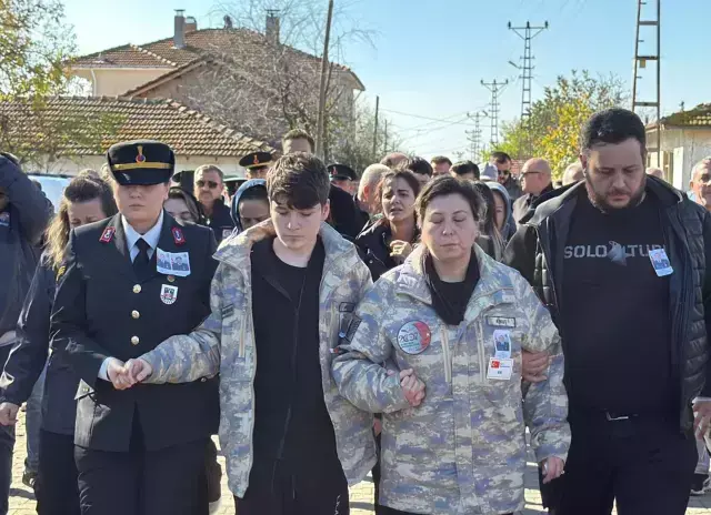 Babaya son veda! Anne ve oğlu tabuta sarıldı