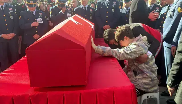 Babaya son veda! Anne ve oğlu tabuta sarıldı