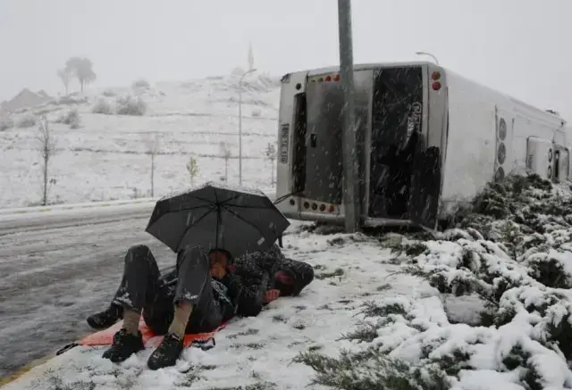 İşçi servisi takla attı, ambulansı şemsiyeyle bekledi