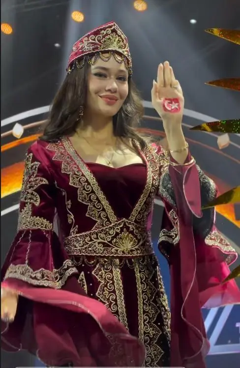 Ceren Arslan Türk bayraklı paylaşımı ve Hürrem elbisesiyle beğeni topladı