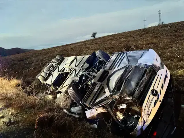 Yolcu otobüsü şarampole devrildi! Ölü ve yaralılar var