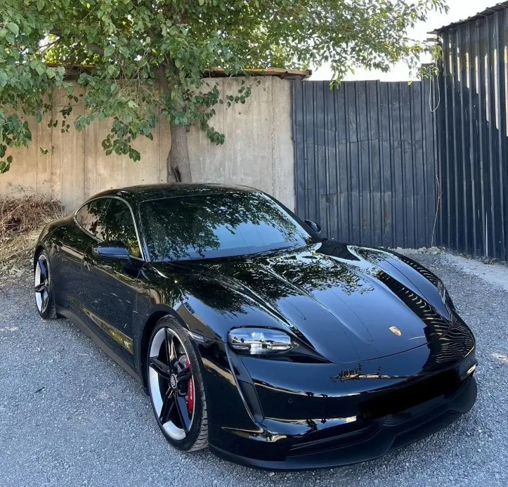 Elektrikli kabus: 18 milyonluk Porsche alev aldı, iş adamı canını zor kurtardı