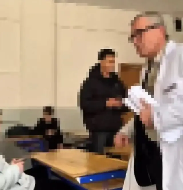 Öğrencilerin zorbalık yapıp dalga geçtiği öğretmenden ders gibi sözler