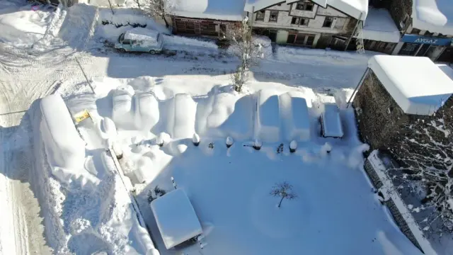 İlçe kara gömüldü! Vatandaşlar arabasını bulamıyor