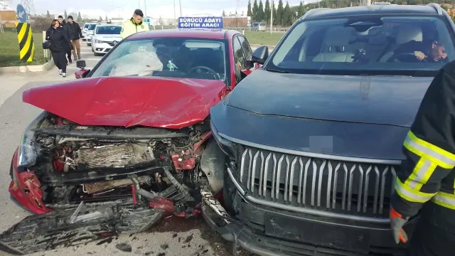 Direksiyon sınavında kurs aracı TOGG ile çarpıştı, sonuç inanılmaz