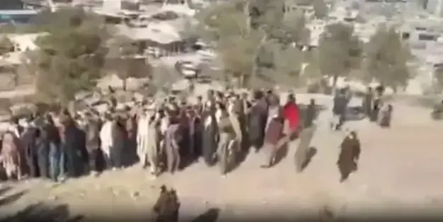 Afganistan'da 13 yaşındaki çocuk, ailesinin katilini binlerce kişinin önünde infaz etti