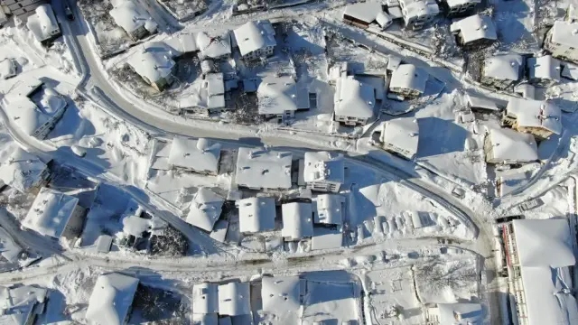 İlçe kara gömüldü! Vatandaşlar arabasını bulamıyor