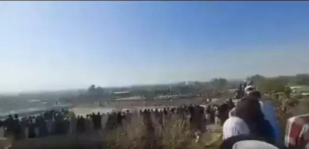 Afganistan'da 13 yaşındaki çocuk, ailesinin katilini binlerce kişinin önünde infaz etti