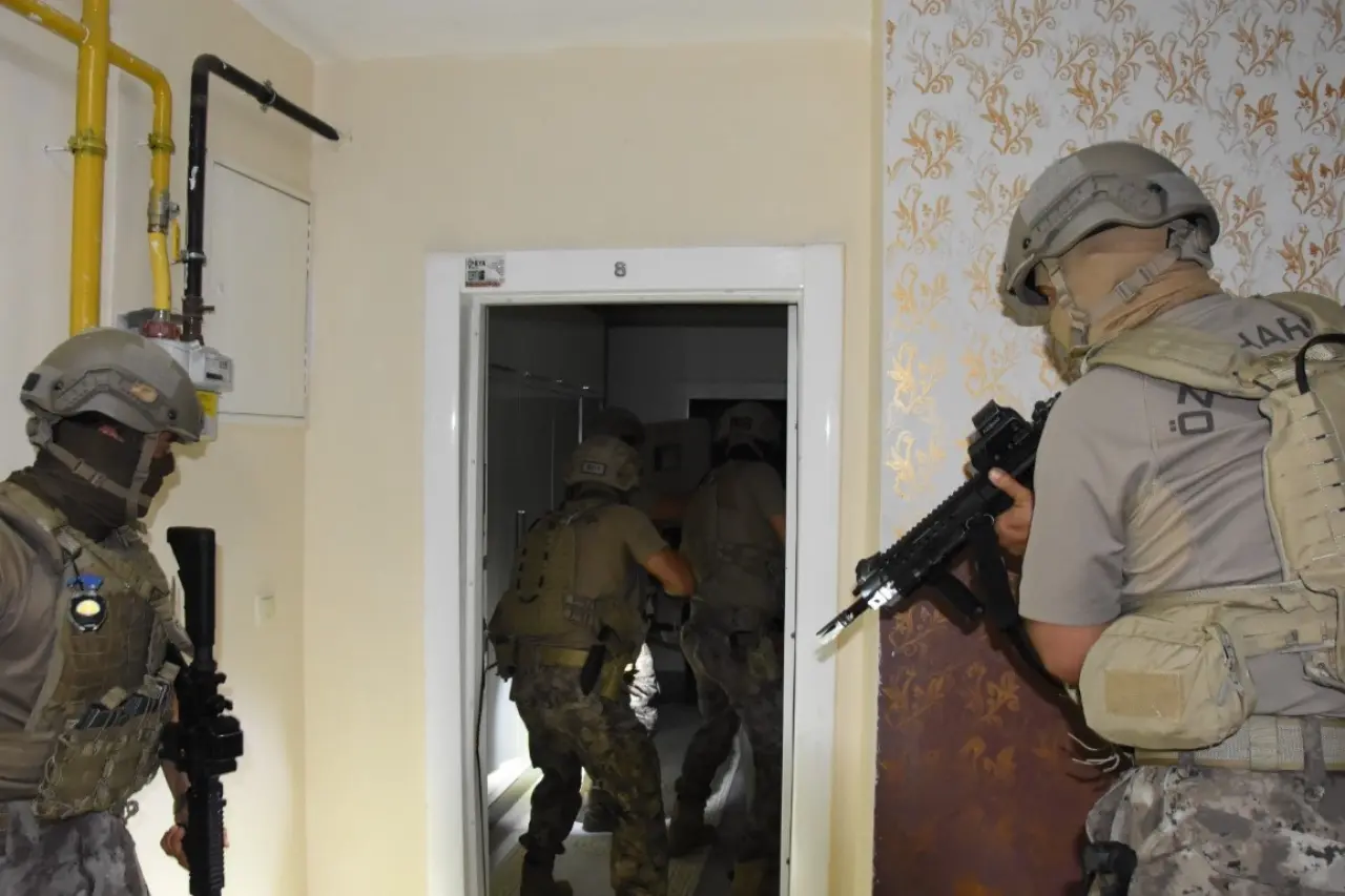 Mersin’de özel harekat destekli operasyon: Aranan şahıs bazadan çıktı