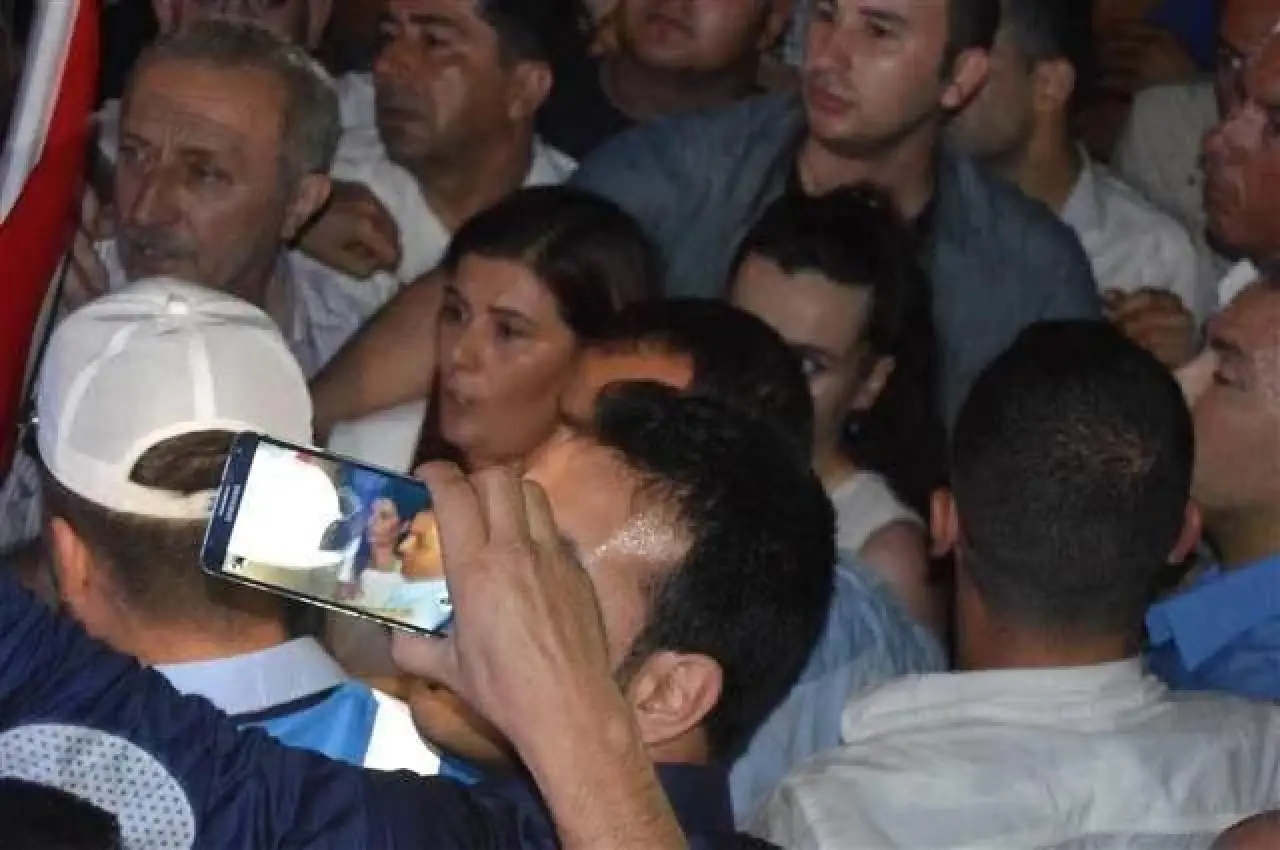 Özlem Çerçioğlu, bir dönem konuşma metnini yırtan Seda Sarıbaş ile aynı karede