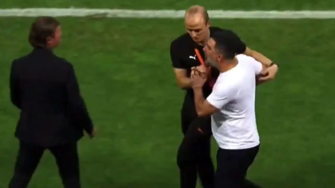 Arda Turan kırmızı kart gördü, oyundan atıldı Shakhtar Donetsk-Panathinaikos maçında hakemin üzerine yürüme anı