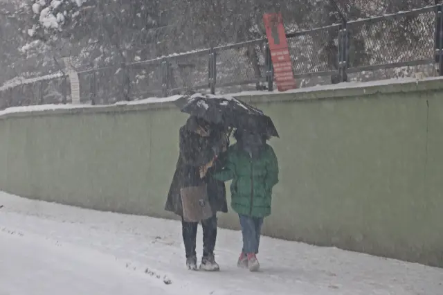 İstanbul'da hava bir anda değişiyor! Kar, fırtına ve sağanak geliyor