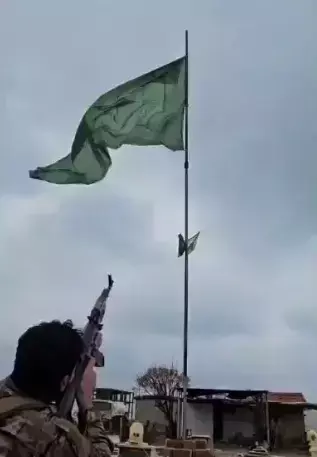 Komşuda tarihi an! Terör örgütünün sözde bayrağını silahla vurarak düşürdü
