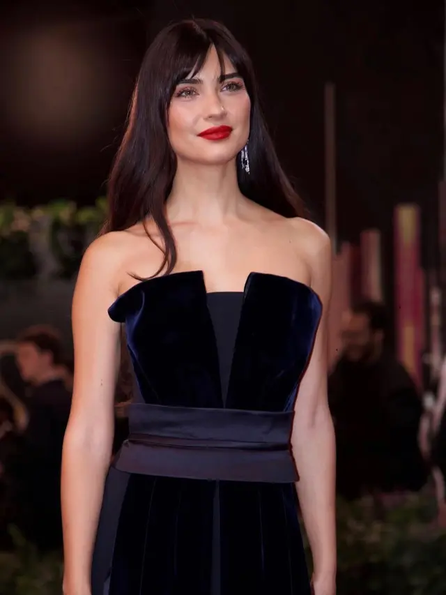 Tuba Büyüküstün'ün ödül töreninde sunucuya verdiği yanıt çok konuşulur